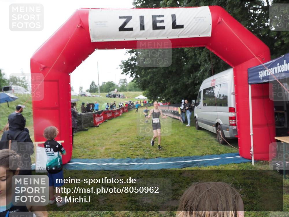 21.06.2025 - 27. Vierlanden-Triathlon MichiJ http://msf.ph/oto/8050962 15.06.2026 15:15:04 Ziel 1387, 1389 meine-sportfotos.de