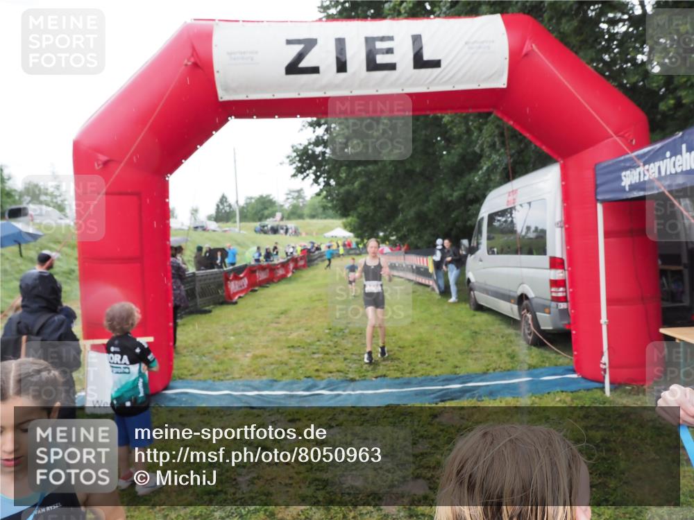 21.06.2025 - 27. Vierlanden-Triathlon MichiJ http://msf.ph/oto/8050963 15.06.2026 15:15:04 Ziel 1387, 1389 meine-sportfotos.de