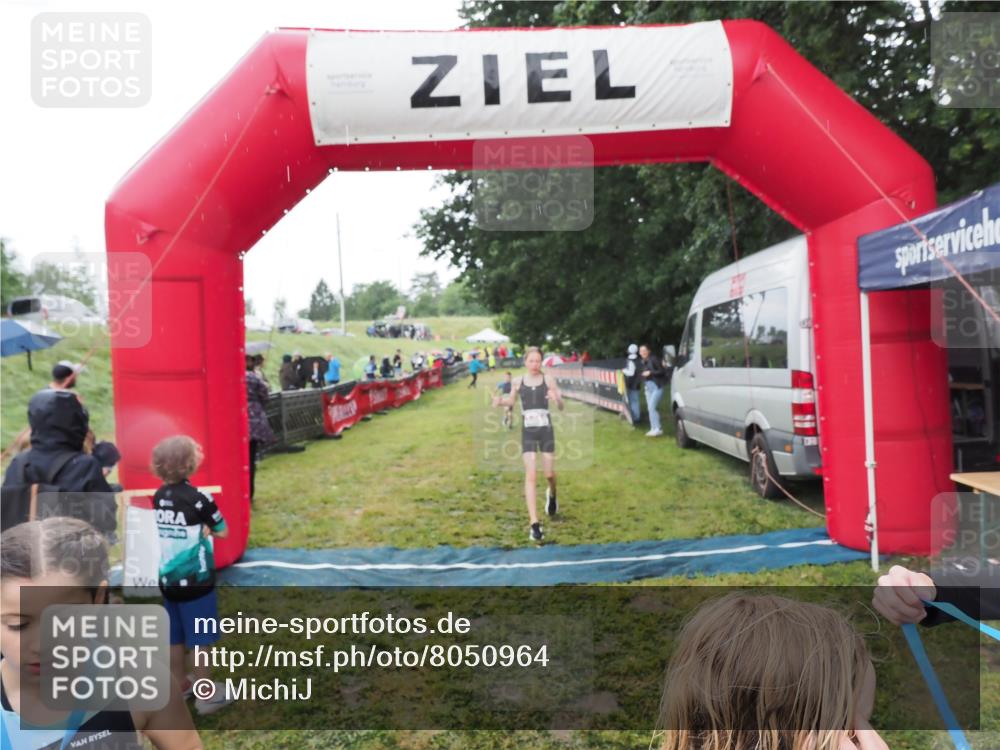 21.06.2025 - 27. Vierlanden-Triathlon MichiJ http://msf.ph/oto/8050964 15.06.2026 15:15:05 Ziel 1387, 1389 meine-sportfotos.de