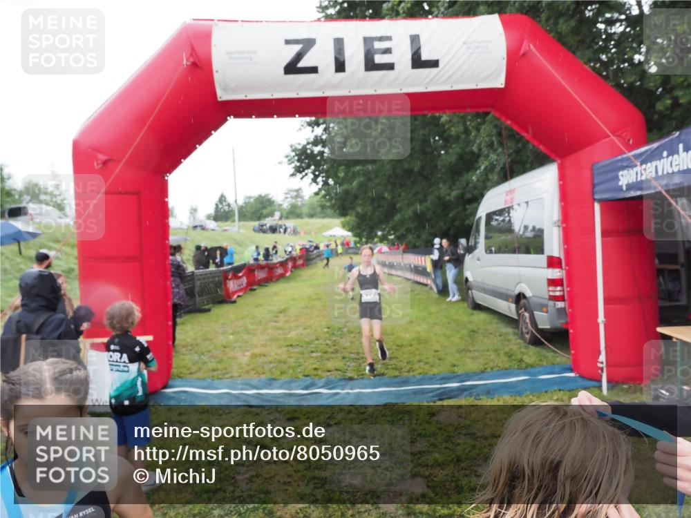 21.06.2025 - 27. Vierlanden-Triathlon MichiJ http://msf.ph/oto/8050965 15.06.2026 15:15:05 Ziel 1387, 1389 meine-sportfotos.de