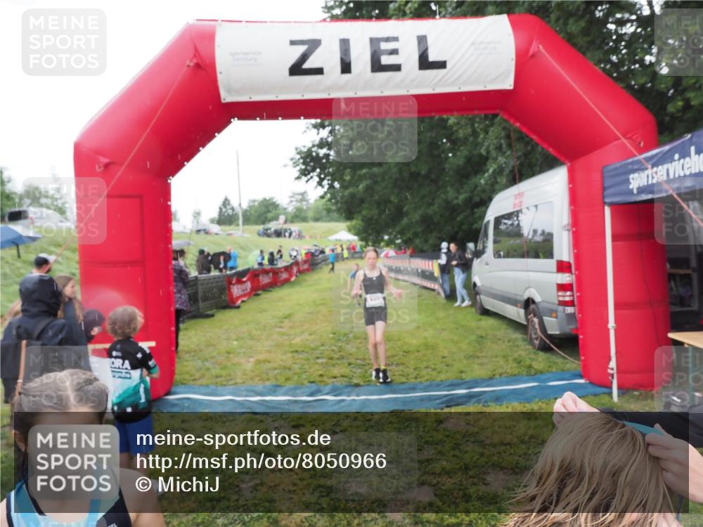 21.06.2025 - 27. Vierlanden-Triathlon MichiJ http://msf.ph/oto/8050966 15.06.2026 15:15:05 Ziel 1387, 1389 meine-sportfotos.de