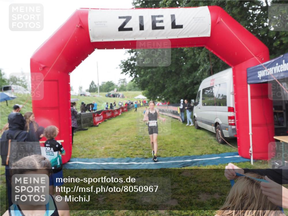21.06.2025 - 27. Vierlanden-Triathlon MichiJ http://msf.ph/oto/8050967 15.06.2026 15:15:05 Ziel 1387, 1389 meine-sportfotos.de