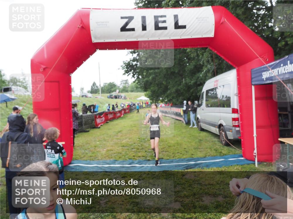 21.06.2025 - 27. Vierlanden-Triathlon MichiJ http://msf.ph/oto/8050968 15.06.2026 15:15:05 Ziel 1387, 1389 meine-sportfotos.de