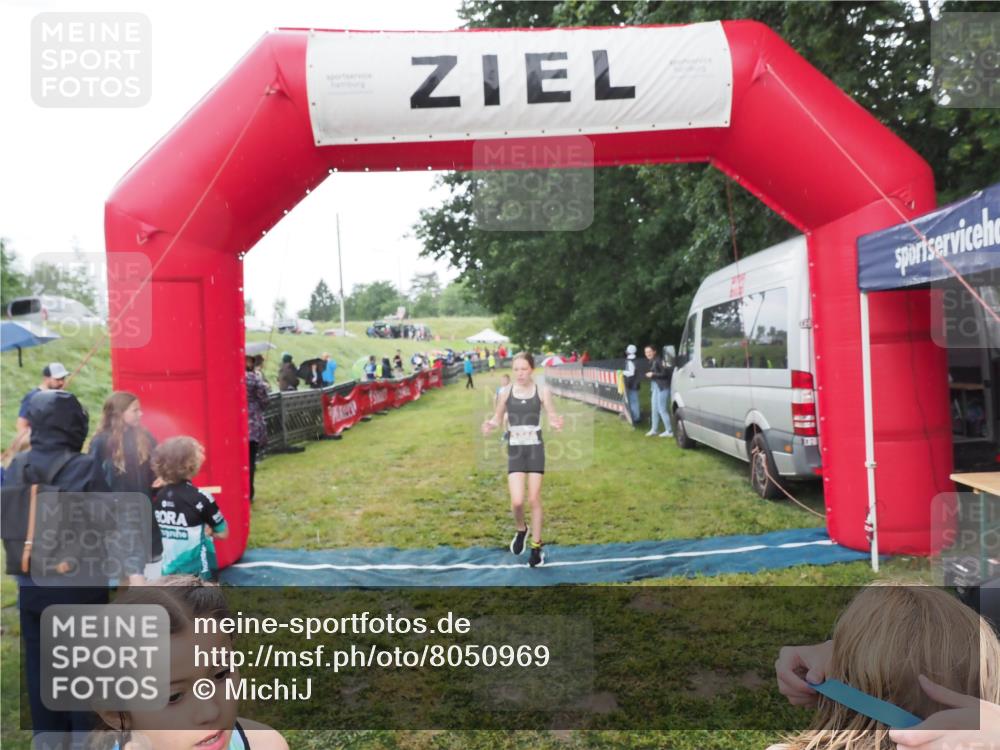 21.06.2025 - 27. Vierlanden-Triathlon MichiJ http://msf.ph/oto/8050969 15.06.2026 15:15:05 Ziel 1387, 1389 meine-sportfotos.de