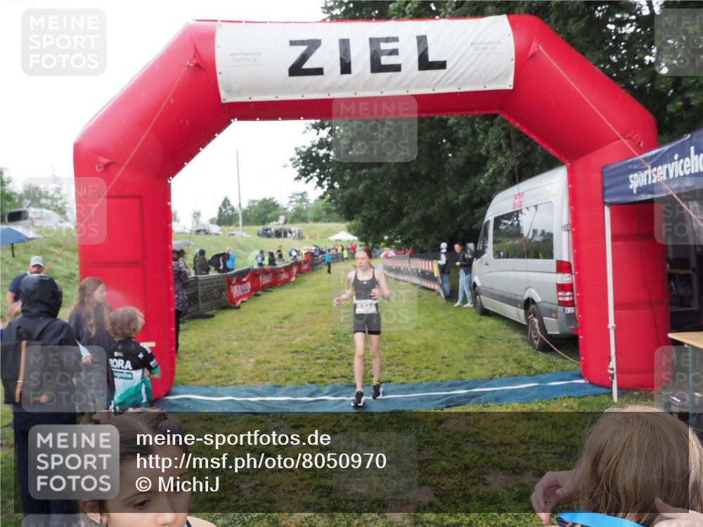 21.06.2025 - 27. Vierlanden-Triathlon MichiJ http://msf.ph/oto/8050970 15.06.2026 15:15:05 Ziel 1387, 1389 meine-sportfotos.de