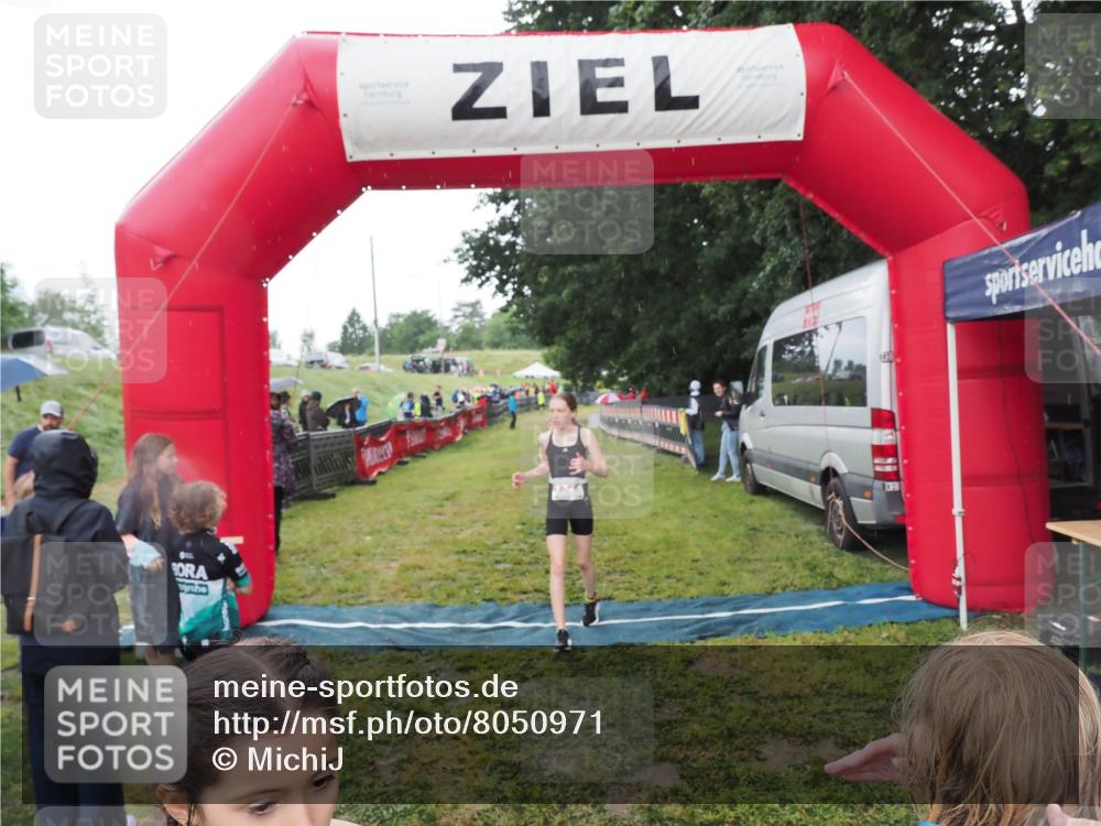 21.06.2025 - 27. Vierlanden-Triathlon MichiJ http://msf.ph/oto/8050971 15.06.2026 15:15:05 Ziel 1387, 1389 meine-sportfotos.de