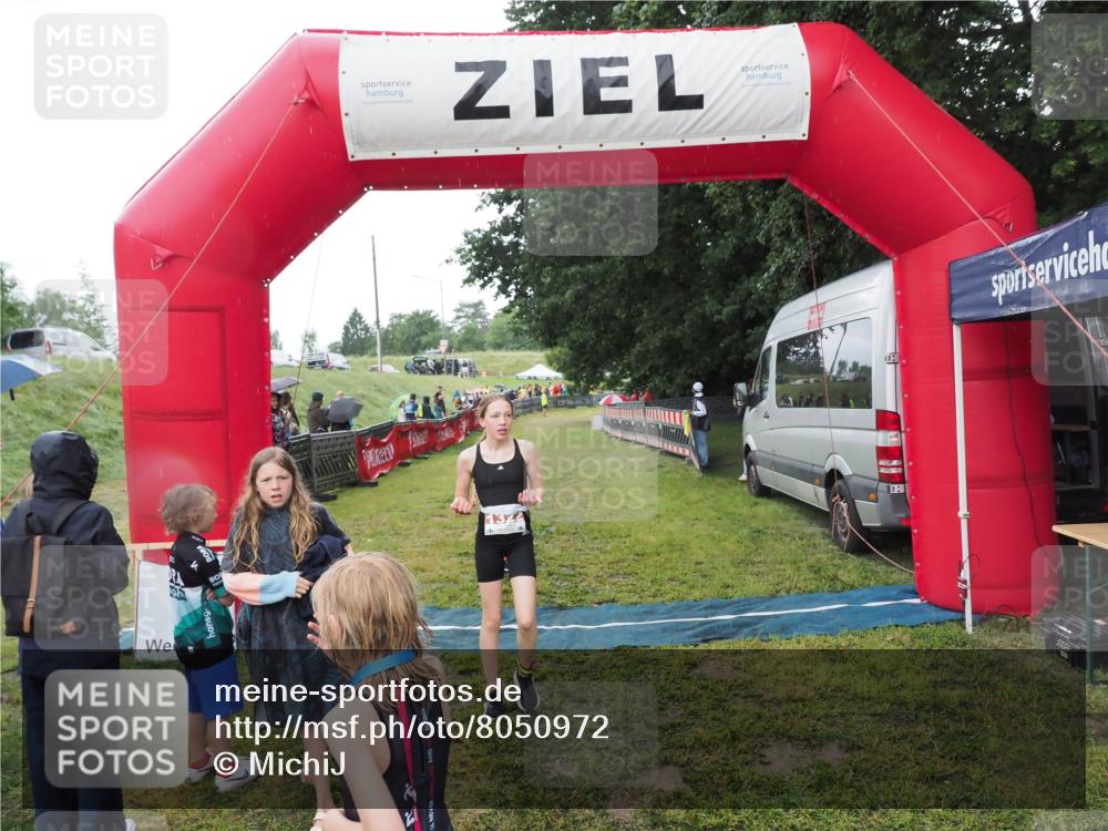 21.06.2025 - 27. Vierlanden-Triathlon MichiJ http://msf.ph/oto/8050972 15.06.2026 15:15:07 Ziel 1387, 1389 meine-sportfotos.de