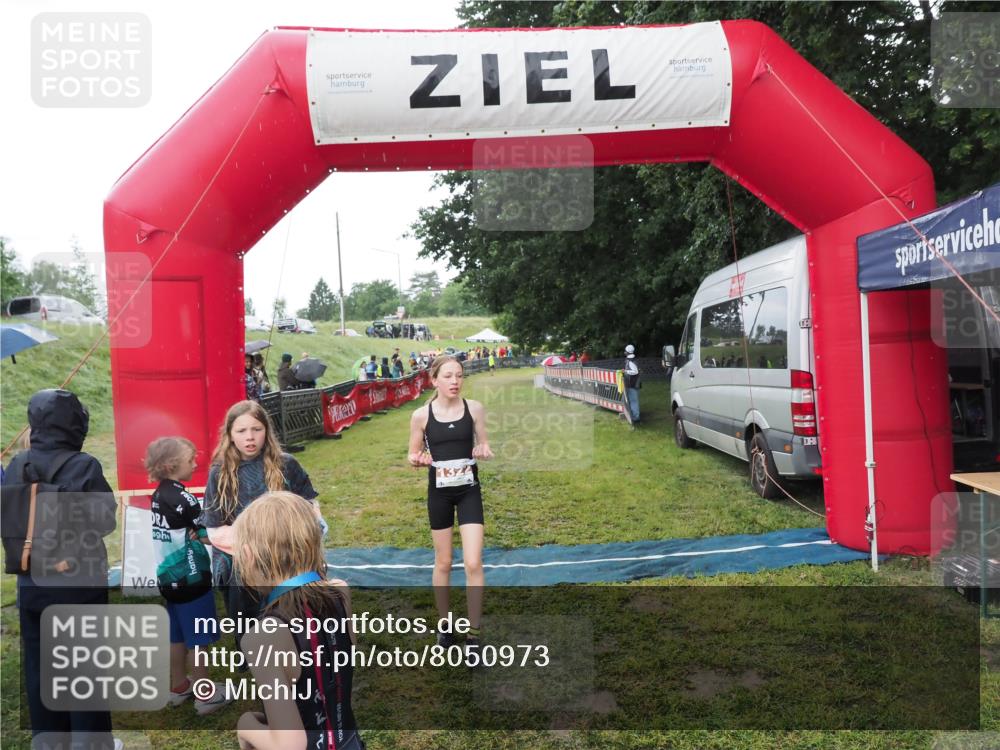 21.06.2025 - 27. Vierlanden-Triathlon MichiJ http://msf.ph/oto/8050973 15.06.2026 15:15:07 Ziel 1387, 1389 meine-sportfotos.de