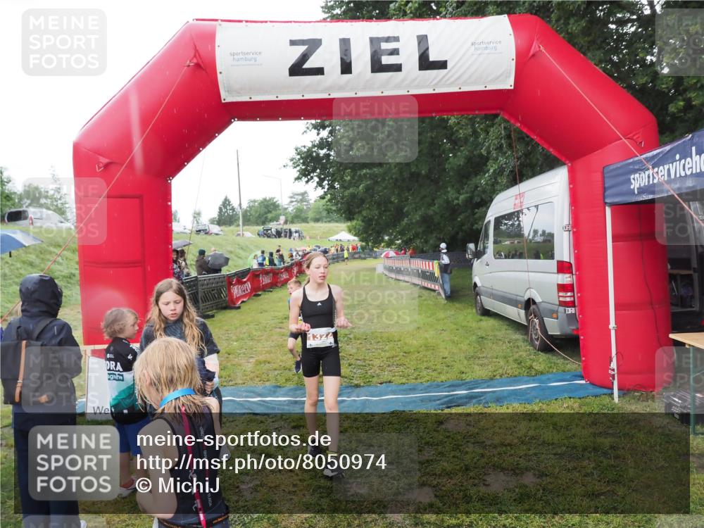 21.06.2025 - 27. Vierlanden-Triathlon MichiJ http://msf.ph/oto/8050974 15.06.2026 15:15:07 Ziel 1387, 1389 meine-sportfotos.de