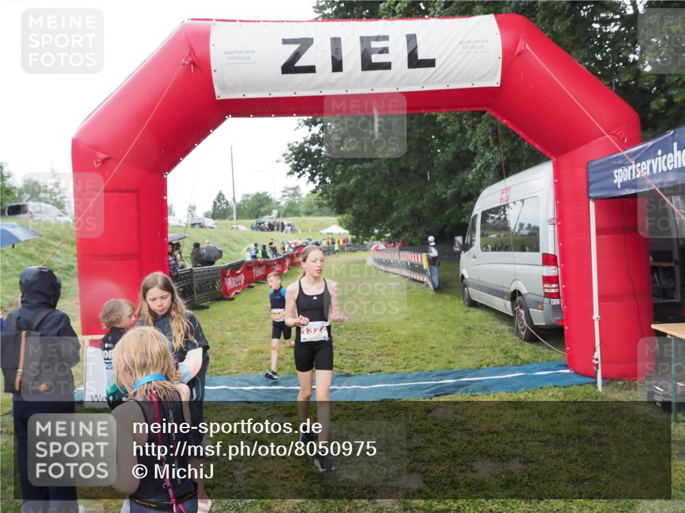 21.06.2025 - 27. Vierlanden-Triathlon MichiJ http://msf.ph/oto/8050975 15.06.2026 15:15:07 Ziel 1387, 1389 meine-sportfotos.de