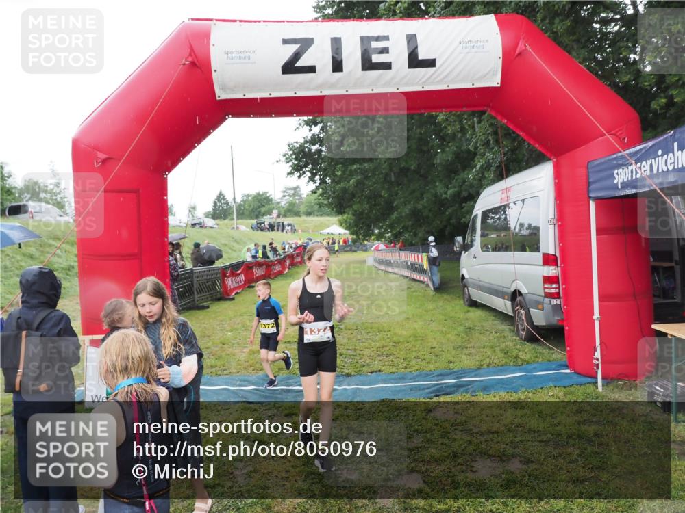 21.06.2025 - 27. Vierlanden-Triathlon MichiJ http://msf.ph/oto/8050976 15.06.2026 15:15:07 Ziel 1387, 1389 meine-sportfotos.de