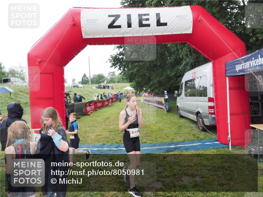 21.06.2025 - 27. Vierlanden-Triathlon MichiJ http://msf.ph/oto/8050981 15.06.2026 15:15:08 Ziel 1387 meine-sportfotos.de