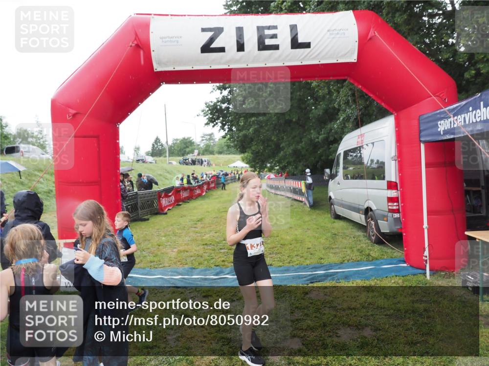 21.06.2025 - 27. Vierlanden-Triathlon MichiJ http://msf.ph/oto/8050982 15.06.2026 15:15:08 Ziel 1387 meine-sportfotos.de