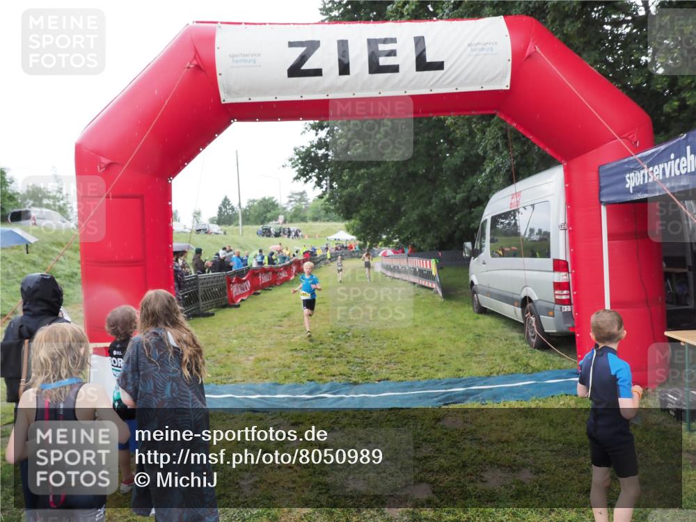 21.06.2025 - 27. Vierlanden-Triathlon MichiJ http://msf.ph/oto/8050989 15.06.2026 15:15:23 Ziel 1377 meine-sportfotos.de