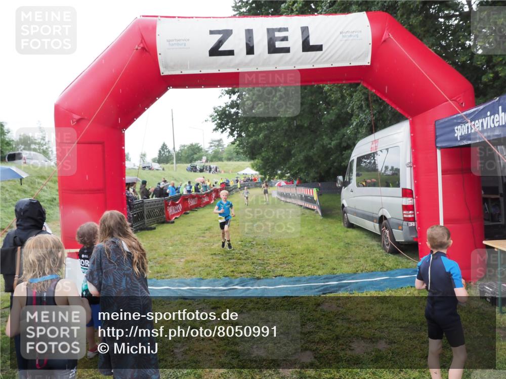 21.06.2025 - 27. Vierlanden-Triathlon MichiJ http://msf.ph/oto/8050991 15.06.2026 15:15:23 Ziel 1377 meine-sportfotos.de