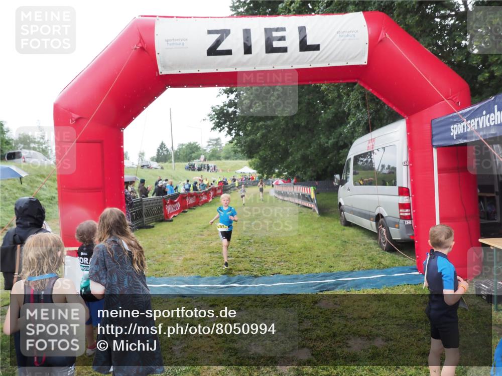 21.06.2025 - 27. Vierlanden-Triathlon MichiJ http://msf.ph/oto/8050994 15.06.2026 15:15:23 Ziel 1377 meine-sportfotos.de