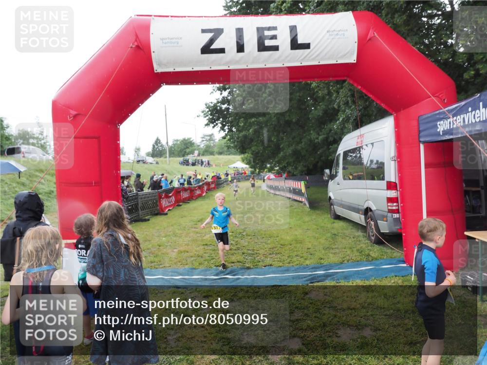 21.06.2025 - 27. Vierlanden-Triathlon MichiJ http://msf.ph/oto/8050995 15.06.2026 15:15:23 Ziel 1377 meine-sportfotos.de