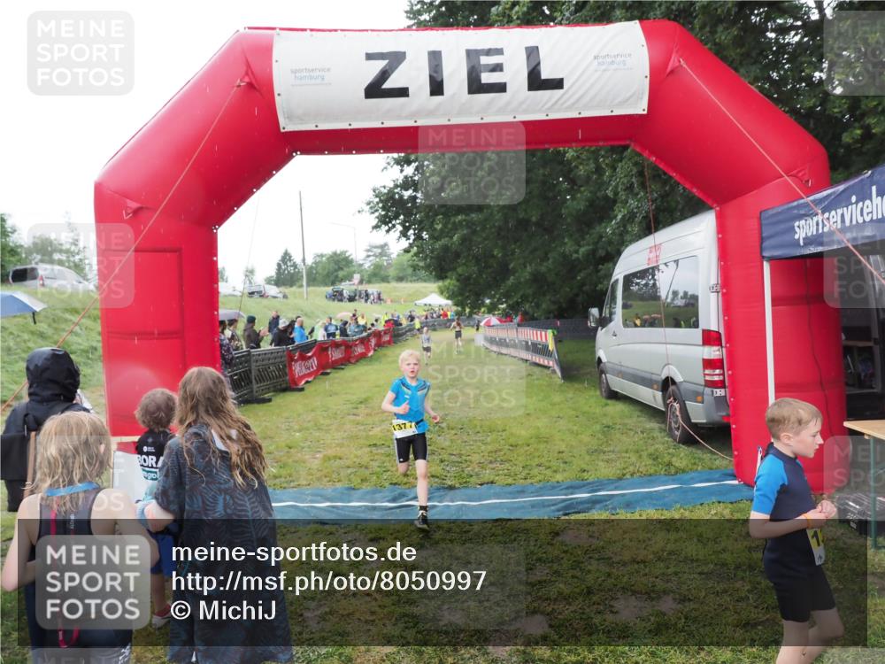 21.06.2025 - 27. Vierlanden-Triathlon MichiJ http://msf.ph/oto/8050997 15.06.2026 15:15:24 Ziel 1377 meine-sportfotos.de