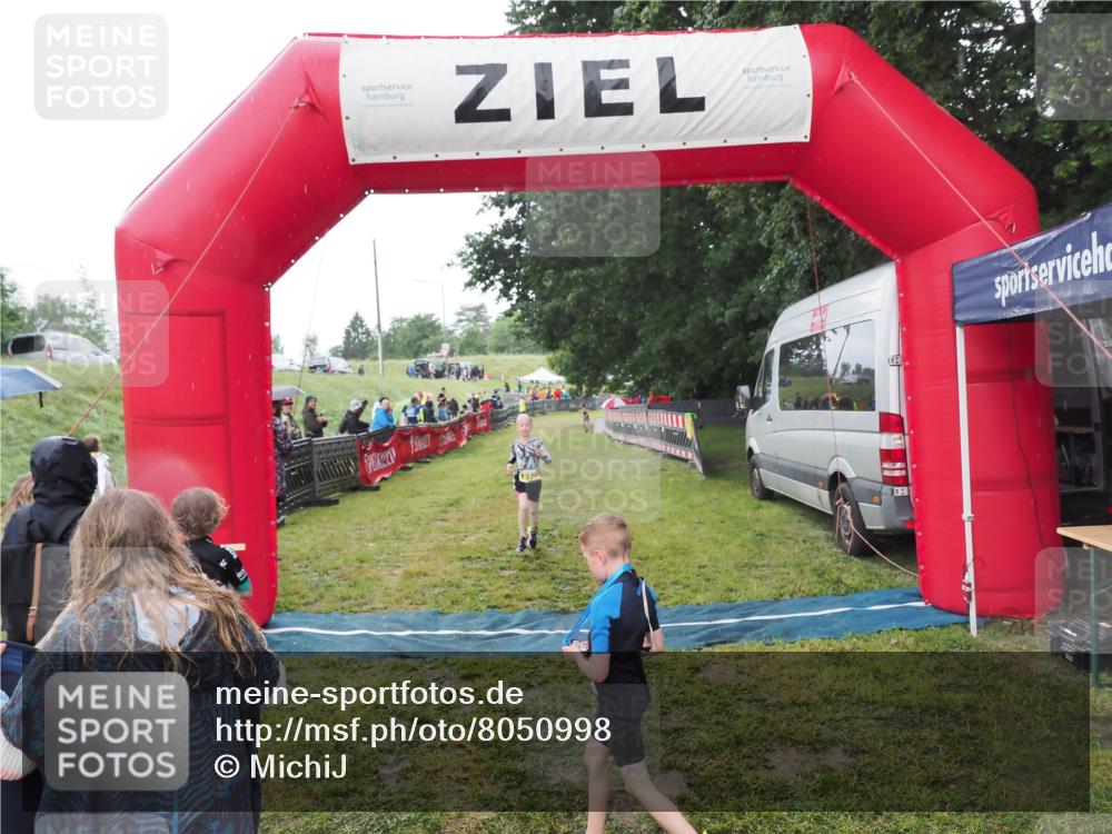 21.06.2025 - 27. Vierlanden-Triathlon MichiJ http://msf.ph/oto/8050998 15.06.2026 15:15:28 Ziel 1377 meine-sportfotos.de