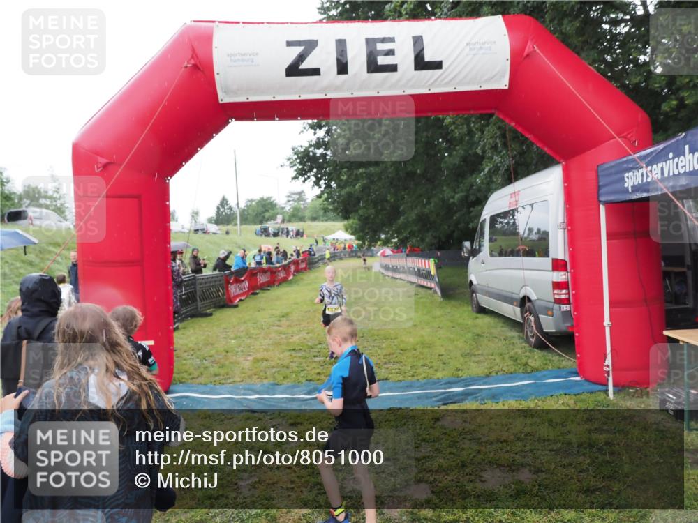 21.06.2025 - 27. Vierlanden-Triathlon MichiJ http://msf.ph/oto/8051000 15.06.2026 15:15:28 Ziel 1377 meine-sportfotos.de