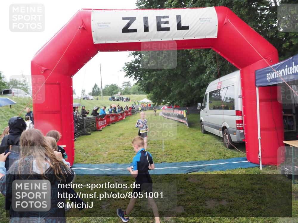 21.06.2025 - 27. Vierlanden-Triathlon MichiJ http://msf.ph/oto/8051001 15.06.2026 15:15:28 Ziel 1377 meine-sportfotos.de