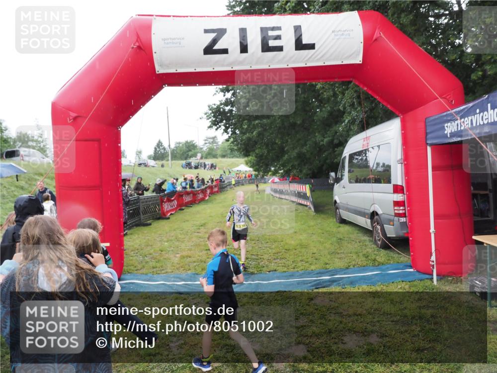 21.06.2025 - 27. Vierlanden-Triathlon MichiJ http://msf.ph/oto/8051002 15.06.2026 15:15:28 Ziel 1377 meine-sportfotos.de