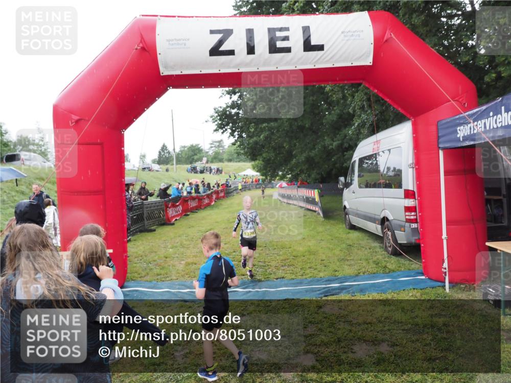 21.06.2025 - 27. Vierlanden-Triathlon MichiJ http://msf.ph/oto/8051003 15.06.2026 15:15:29 Ziel 1377 meine-sportfotos.de