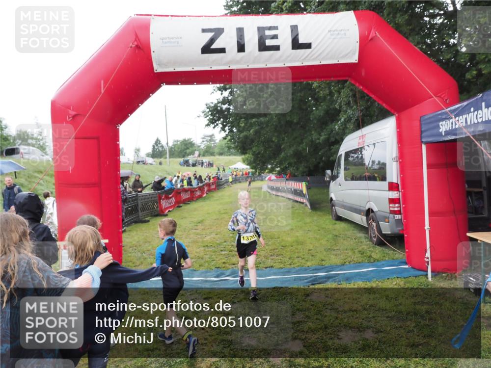 21.06.2025 - 27. Vierlanden-Triathlon MichiJ http://msf.ph/oto/8051007 15.06.2026 15:15:29 Ziel 1377 meine-sportfotos.de