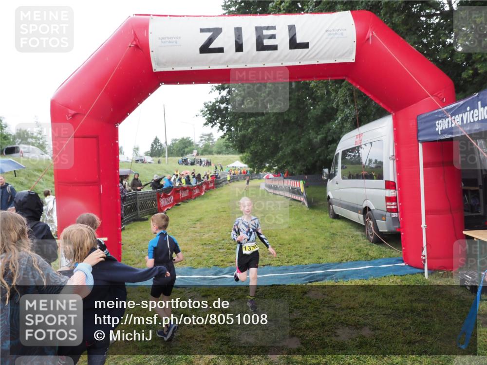 21.06.2025 - 27. Vierlanden-Triathlon MichiJ http://msf.ph/oto/8051008 15.06.2026 15:15:29 Ziel 1377 meine-sportfotos.de