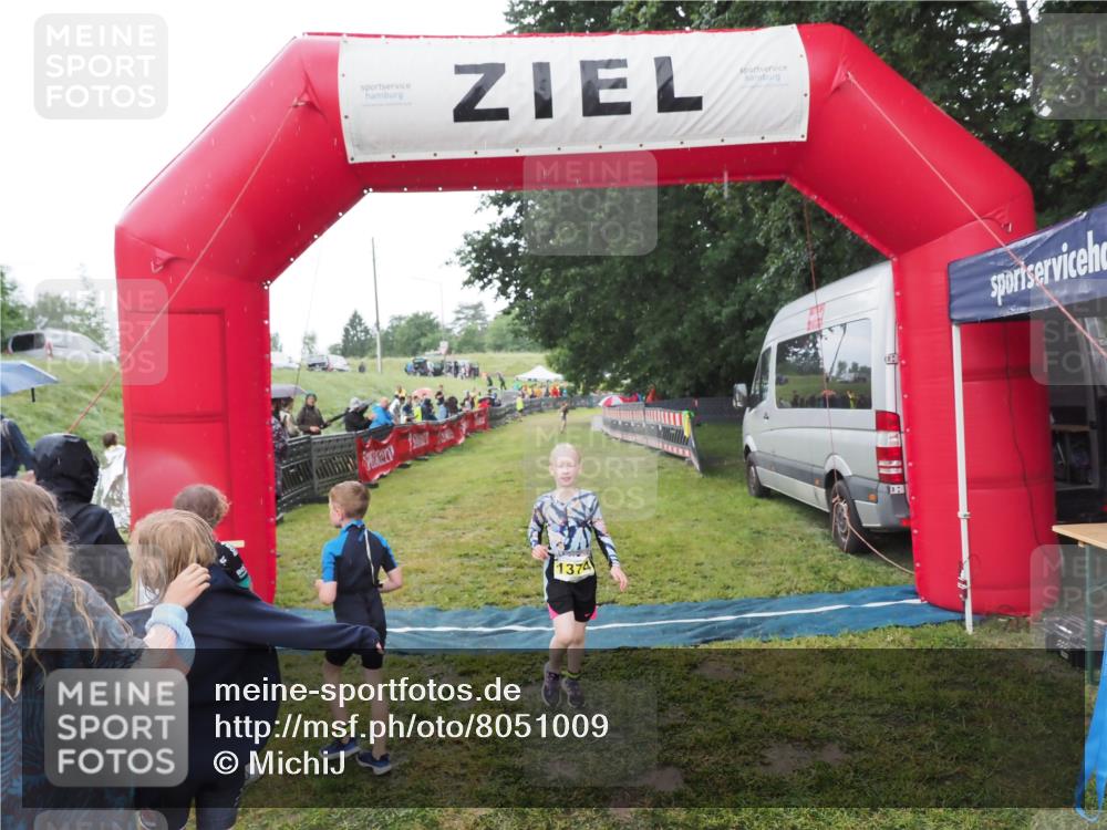 21.06.2025 - 27. Vierlanden-Triathlon MichiJ http://msf.ph/oto/8051009 15.06.2026 15:15:29 Ziel 1377 meine-sportfotos.de