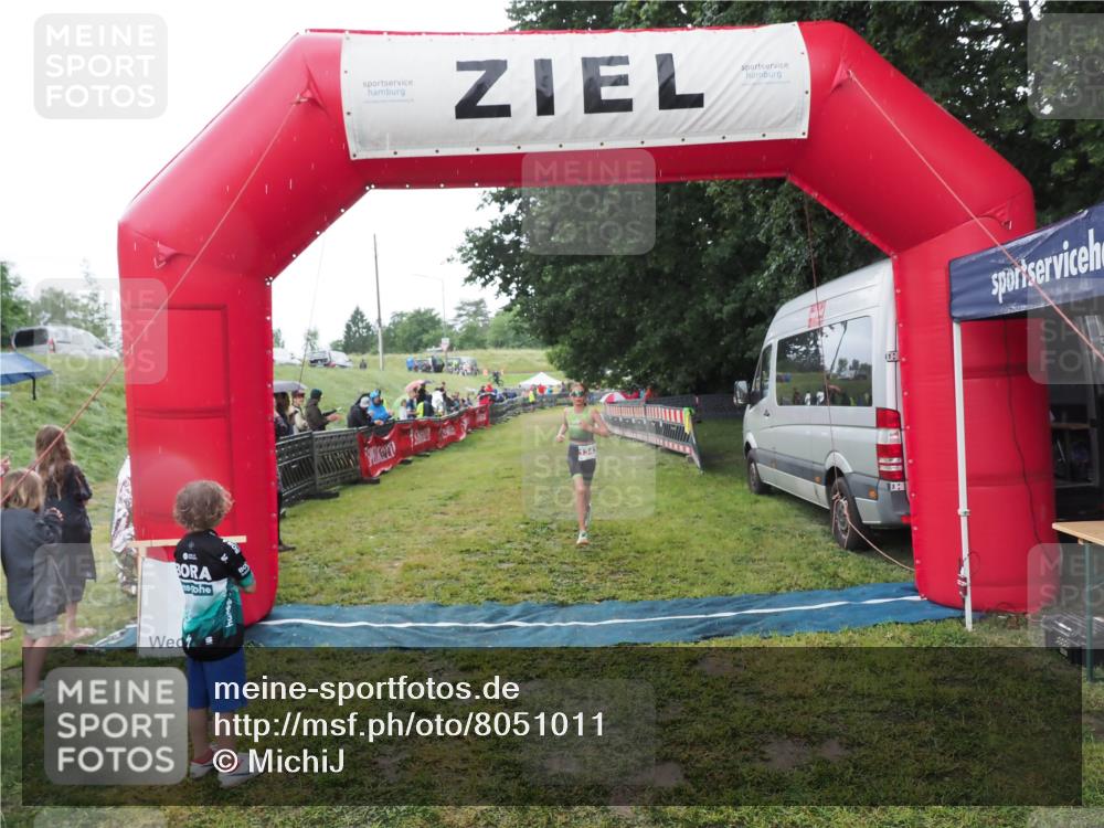 21.06.2025 - 27. Vierlanden-Triathlon MichiJ http://msf.ph/oto/8051011 15.06.2026 15:15:53 Ziel 1343 meine-sportfotos.de