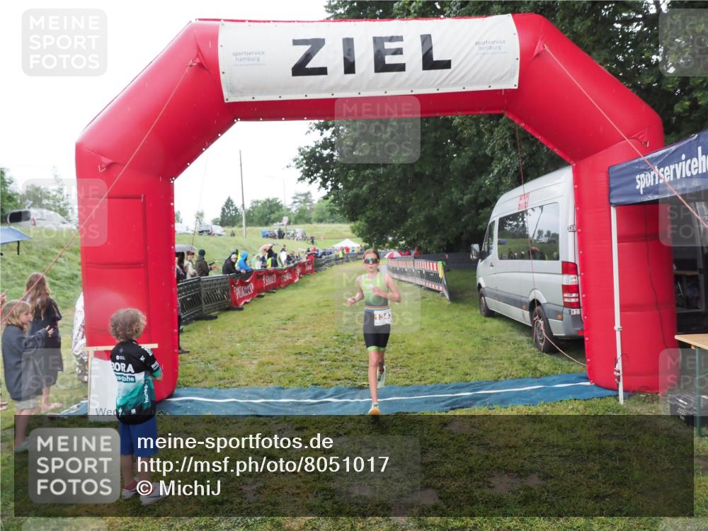 21.06.2025 - 27. Vierlanden-Triathlon MichiJ http://msf.ph/oto/8051017 15.06.2026 15:15:54 Ziel 1343 meine-sportfotos.de