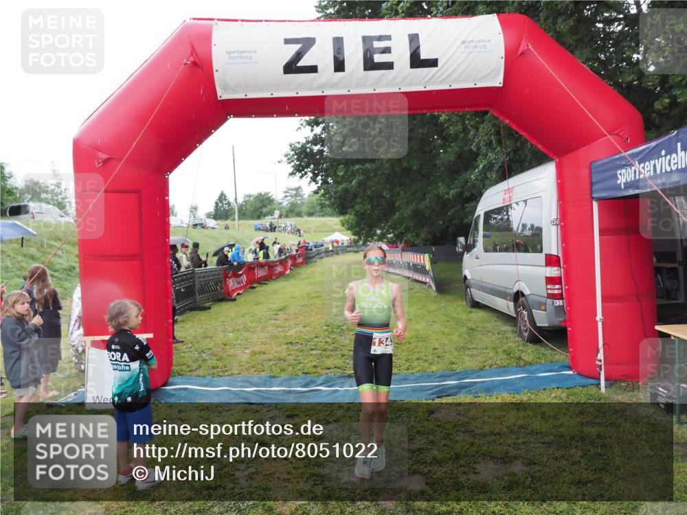 21.06.2025 - 27. Vierlanden-Triathlon MichiJ http://msf.ph/oto/8051022 15.06.2026 15:15:54 Ziel 1343 meine-sportfotos.de