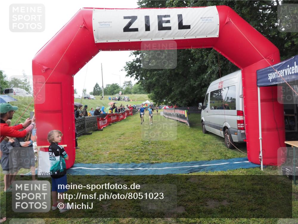 21.06.2025 - 27. Vierlanden-Triathlon MichiJ http://msf.ph/oto/8051023 15.06.2026 15:16:02 Ziel 1325, 1331, 1375 meine-sportfotos.de