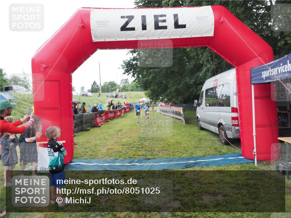 21.06.2025 - 27. Vierlanden-Triathlon MichiJ http://msf.ph/oto/8051025 15.06.2026 15:16:02 Ziel 1325, 1331, 1375 meine-sportfotos.de