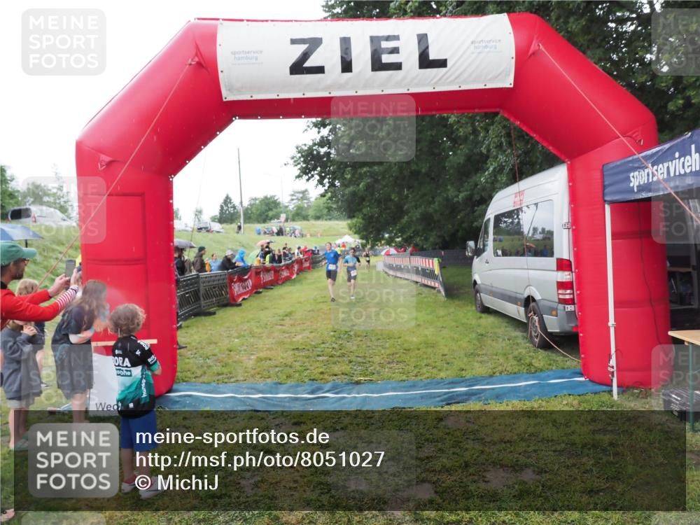 21.06.2025 - 27. Vierlanden-Triathlon MichiJ http://msf.ph/oto/8051027 15.06.2026 15:16:02 Ziel 1325, 1331, 1375 meine-sportfotos.de