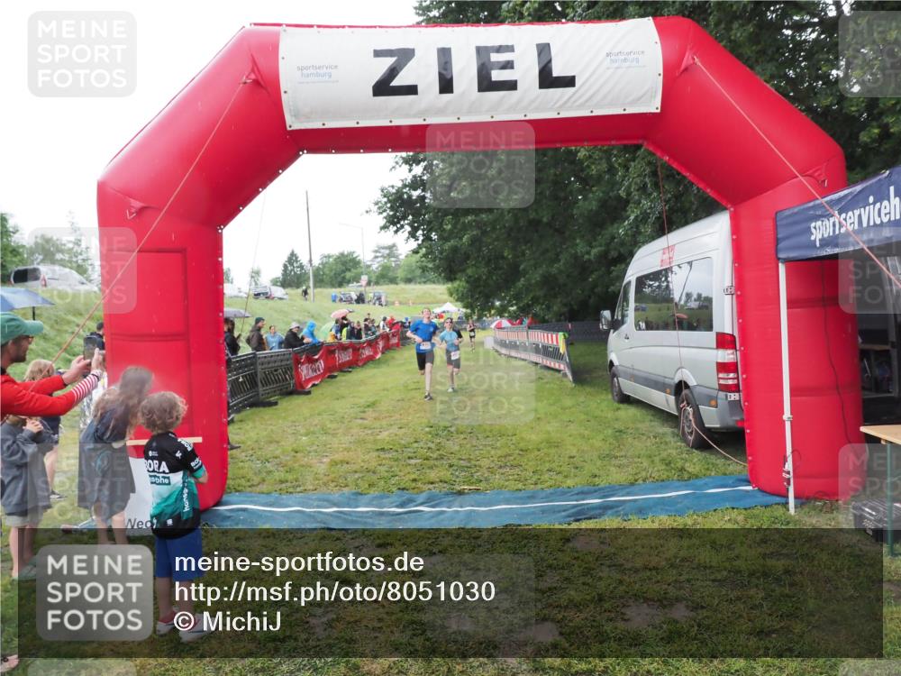 21.06.2025 - 27. Vierlanden-Triathlon MichiJ http://msf.ph/oto/8051030 15.06.2026 15:16:03 Ziel 1325, 1331, 1375 meine-sportfotos.de