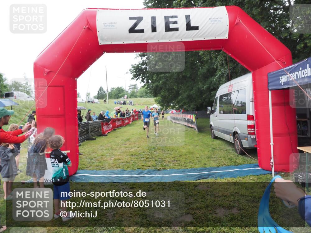 21.06.2025 - 27. Vierlanden-Triathlon MichiJ http://msf.ph/oto/8051031 15.06.2026 15:16:03 Ziel 1325, 1331, 1375 meine-sportfotos.de