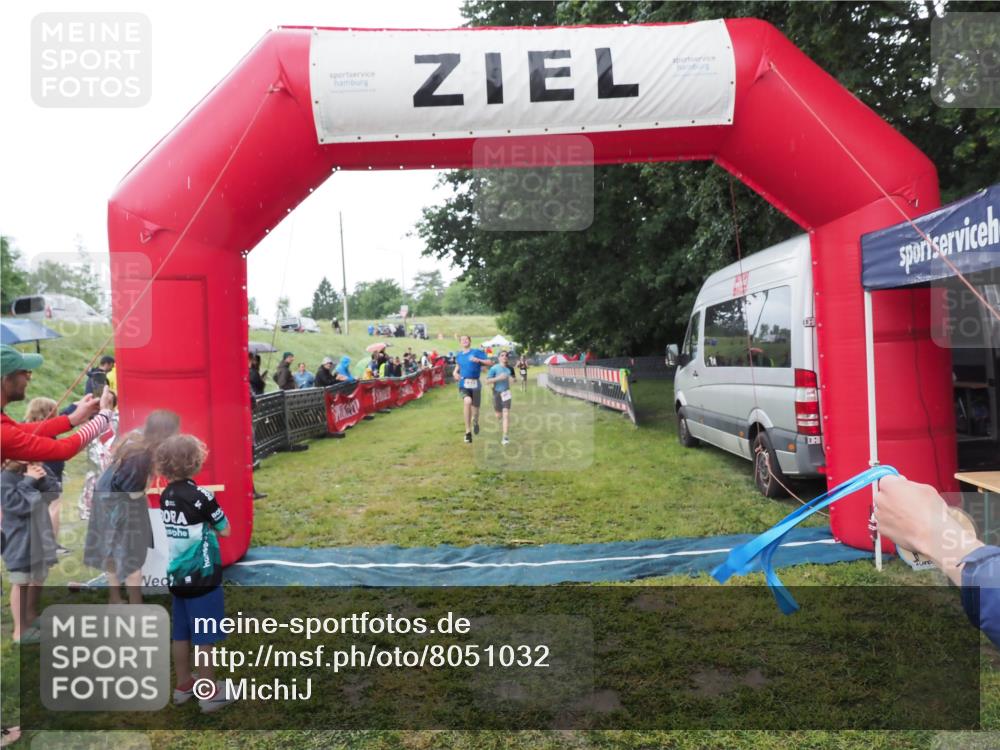 21.06.2025 - 27. Vierlanden-Triathlon MichiJ http://msf.ph/oto/8051032 15.06.2026 15:16:03 Ziel 1325, 1331, 1375 meine-sportfotos.de
