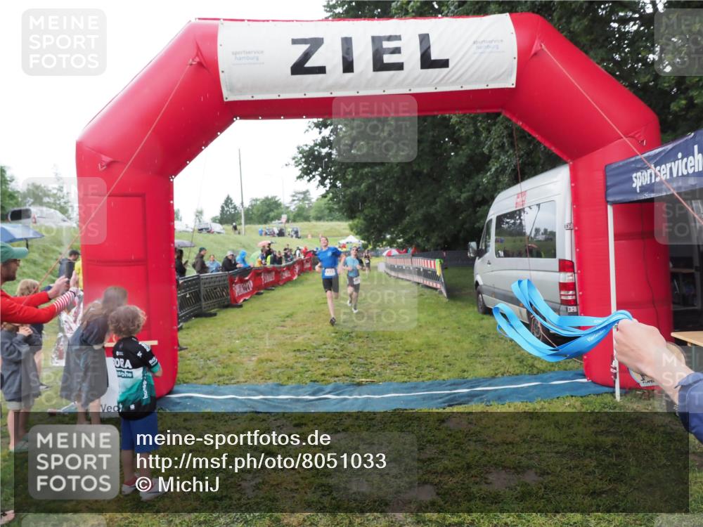 21.06.2025 - 27. Vierlanden-Triathlon MichiJ http://msf.ph/oto/8051033 15.06.2026 15:16:03 Ziel 1325, 1331, 1375 meine-sportfotos.de