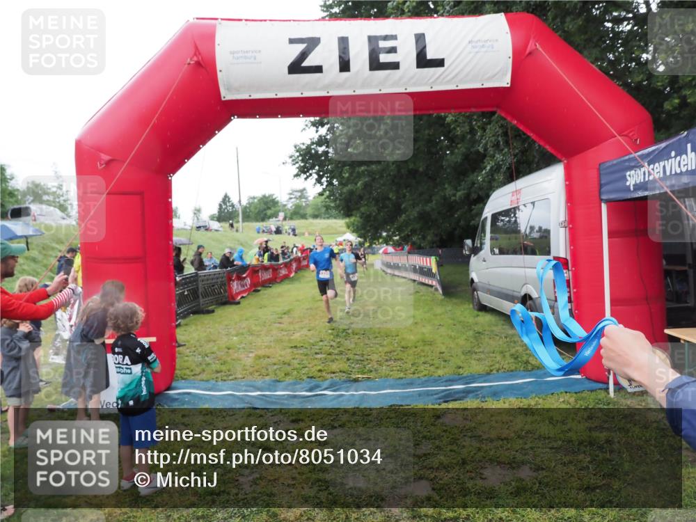 21.06.2025 - 27. Vierlanden-Triathlon MichiJ http://msf.ph/oto/8051034 15.06.2026 15:16:03 Ziel 1325, 1331, 1375 meine-sportfotos.de