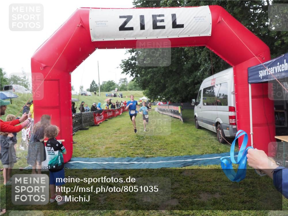 21.06.2025 - 27. Vierlanden-Triathlon MichiJ http://msf.ph/oto/8051035 15.06.2026 15:16:03 Ziel 1325, 1331, 1375 meine-sportfotos.de