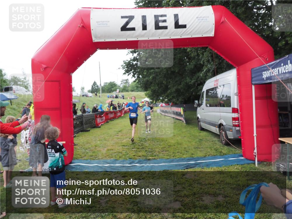 21.06.2025 - 27. Vierlanden-Triathlon MichiJ http://msf.ph/oto/8051036 15.06.2026 15:16:04 Ziel 1325, 1331, 1349, 1375 meine-sportfotos.de