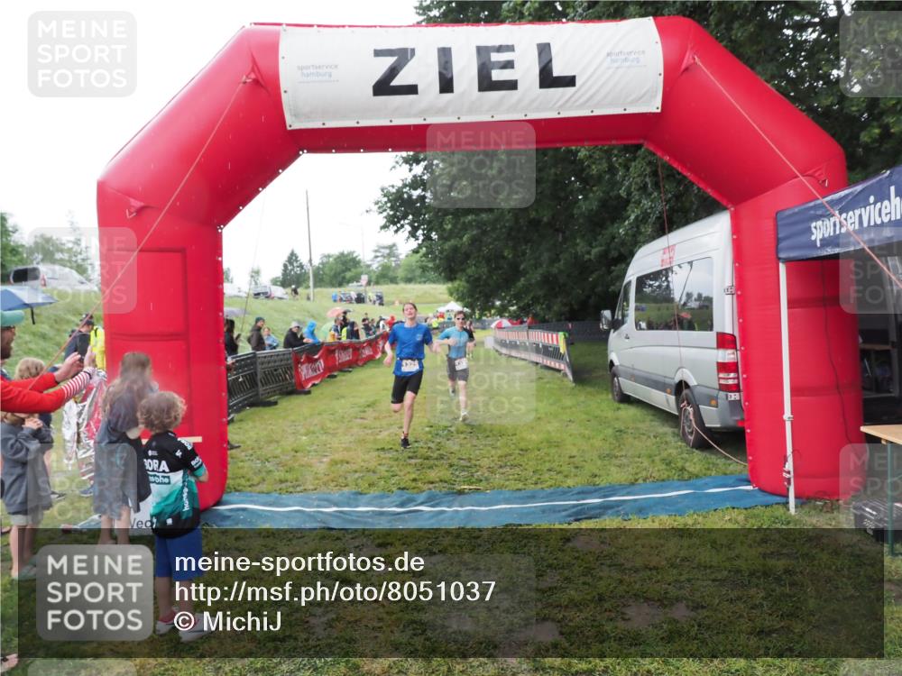 21.06.2025 - 27. Vierlanden-Triathlon MichiJ http://msf.ph/oto/8051037 15.06.2026 15:16:04 Ziel 1325, 1331, 1349, 1375 meine-sportfotos.de