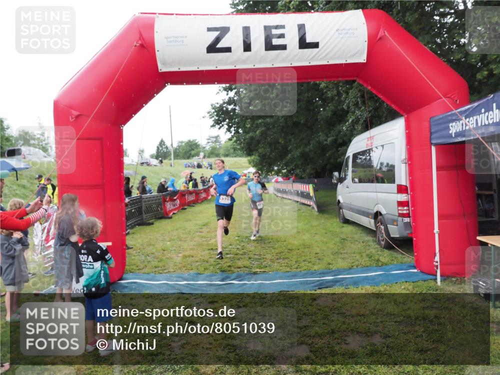 21.06.2025 - 27. Vierlanden-Triathlon MichiJ http://msf.ph/oto/8051039 15.06.2026 15:16:04 Ziel 1325, 1331, 1349, 1375 meine-sportfotos.de
