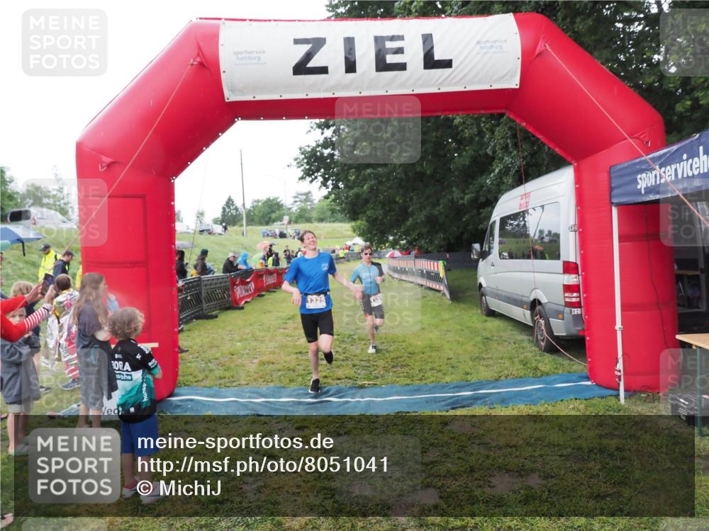 21.06.2025 - 27. Vierlanden-Triathlon MichiJ http://msf.ph/oto/8051041 15.06.2026 15:16:04 Ziel 1325, 1331, 1349, 1375 meine-sportfotos.de