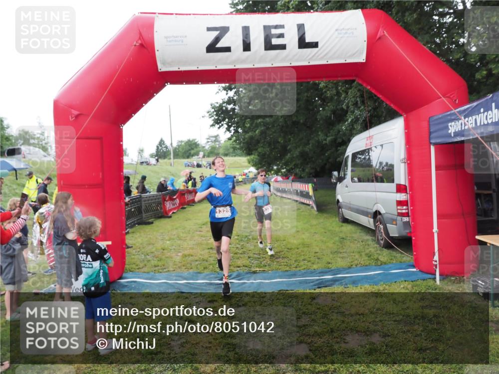 21.06.2025 - 27. Vierlanden-Triathlon MichiJ http://msf.ph/oto/8051042 15.06.2026 15:16:04 Ziel 1325, 1331, 1349, 1375 meine-sportfotos.de