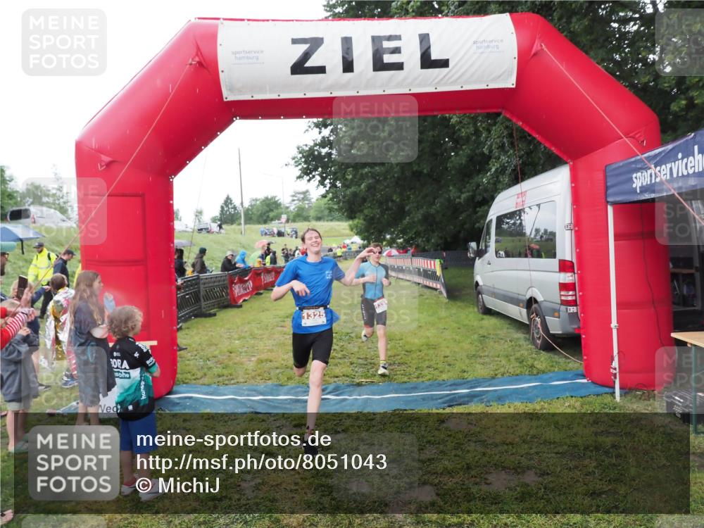 21.06.2025 - 27. Vierlanden-Triathlon MichiJ http://msf.ph/oto/8051043 15.06.2026 15:16:04 Ziel 1325, 1331, 1349, 1375 meine-sportfotos.de