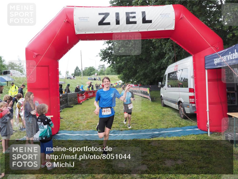 21.06.2025 - 27. Vierlanden-Triathlon MichiJ http://msf.ph/oto/8051044 15.06.2026 15:16:05 Ziel 1325, 1331, 1349, 1375 meine-sportfotos.de