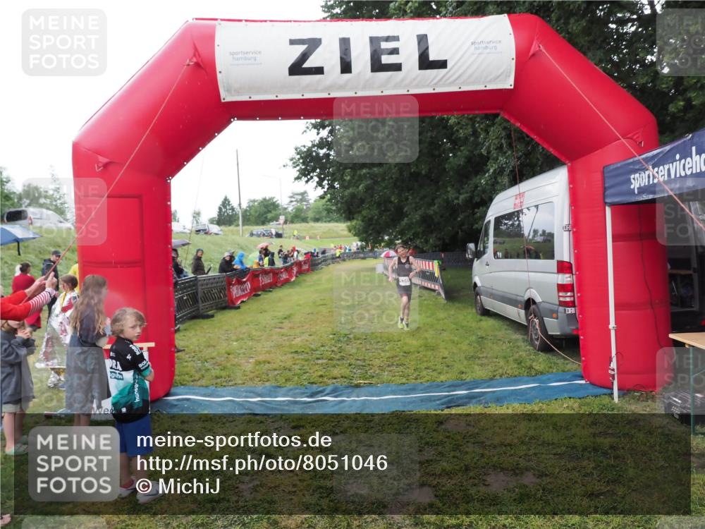 21.06.2025 - 27. Vierlanden-Triathlon MichiJ http://msf.ph/oto/8051046 15.06.2026 15:16:07 Ziel 1325, 1331, 1349, 1375 meine-sportfotos.de